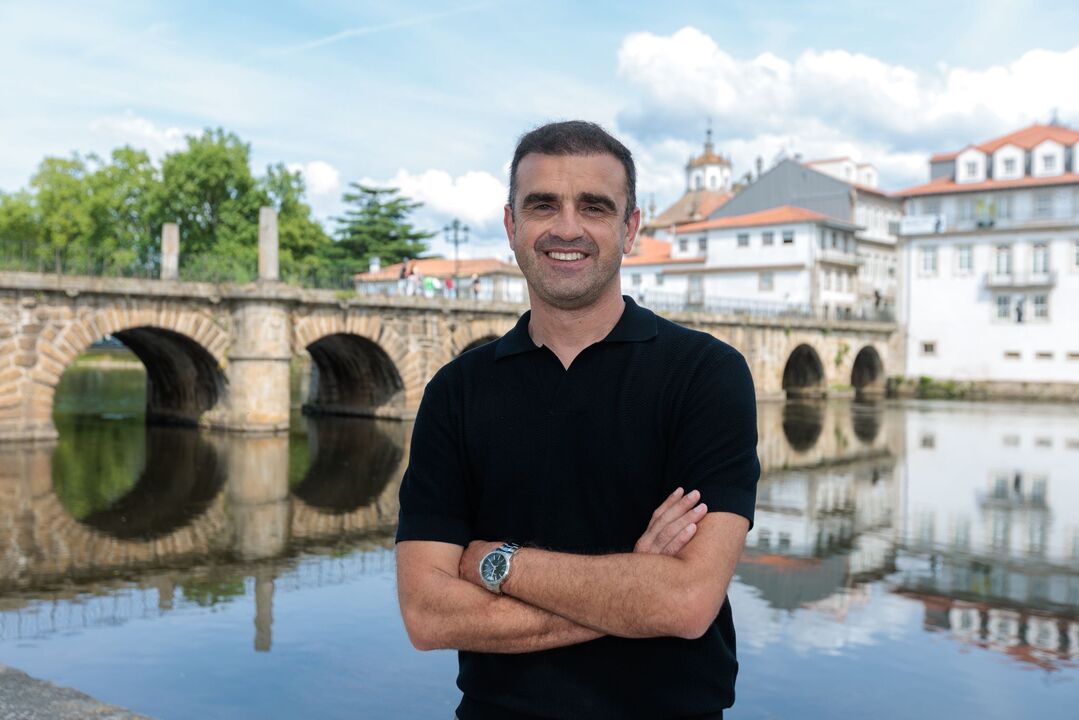 Filipe Martins, novo treinador do Chaves, com o rio e a cidade como pano de fundo