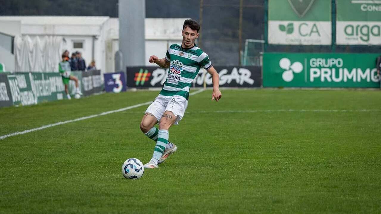 Rafael Peixoto, lateral-direito do Sp. Covilhã, perto de V. Guimarães