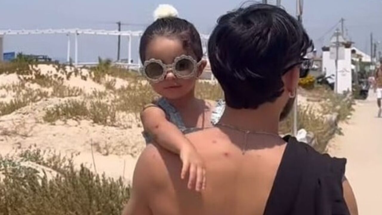 Biel aproveita o verão na Praia da Fonte da Telha antes de se apresentar em Lisboa