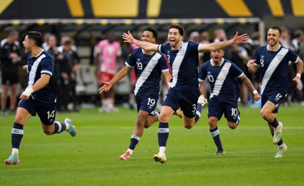 Jogadores de futebol festejam em campo durante uma partida