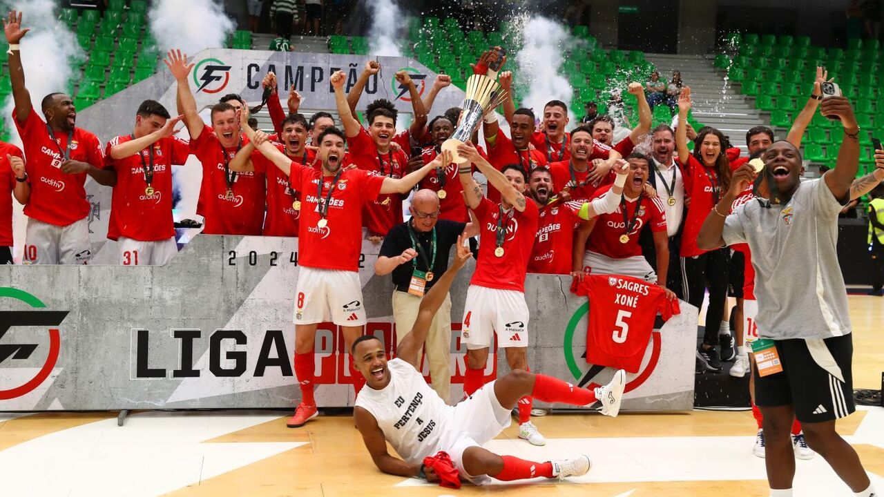 Benfica festeja a conquista do título de campeão nacional de futsal
