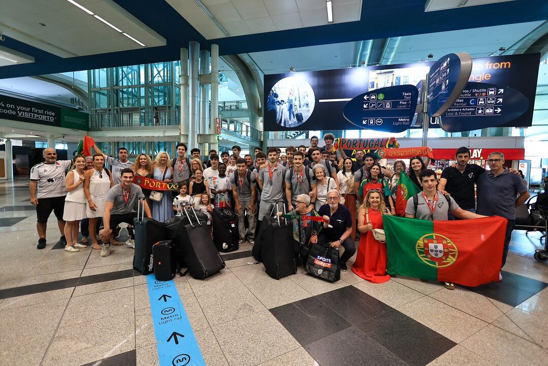 A seleção sub-21 de andebol foi recebida no aeroporto do Porto após o Mundial da Polónia