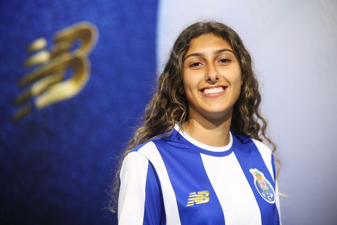 Beatriz Amorim renova contrato com o FC Porto e continua a realizar sonho