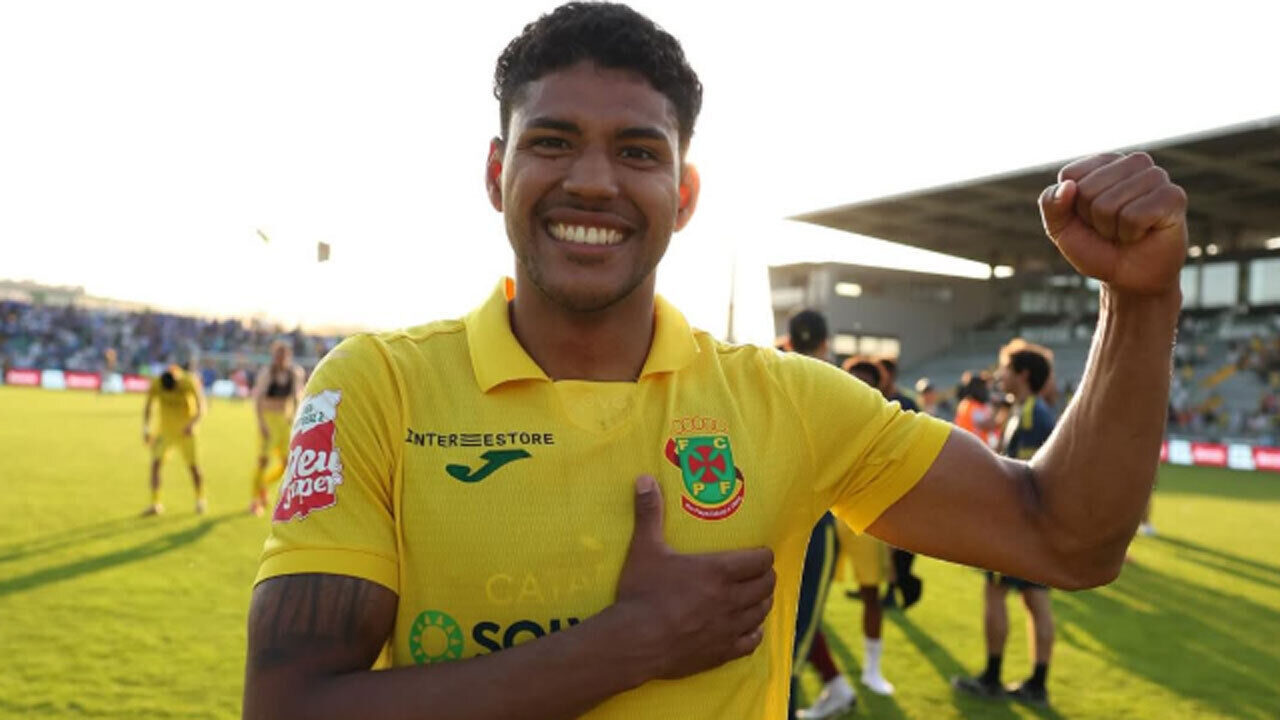 Erick Ferigra reforça o AE Larissa após fim do contrato com o P. Ferreira