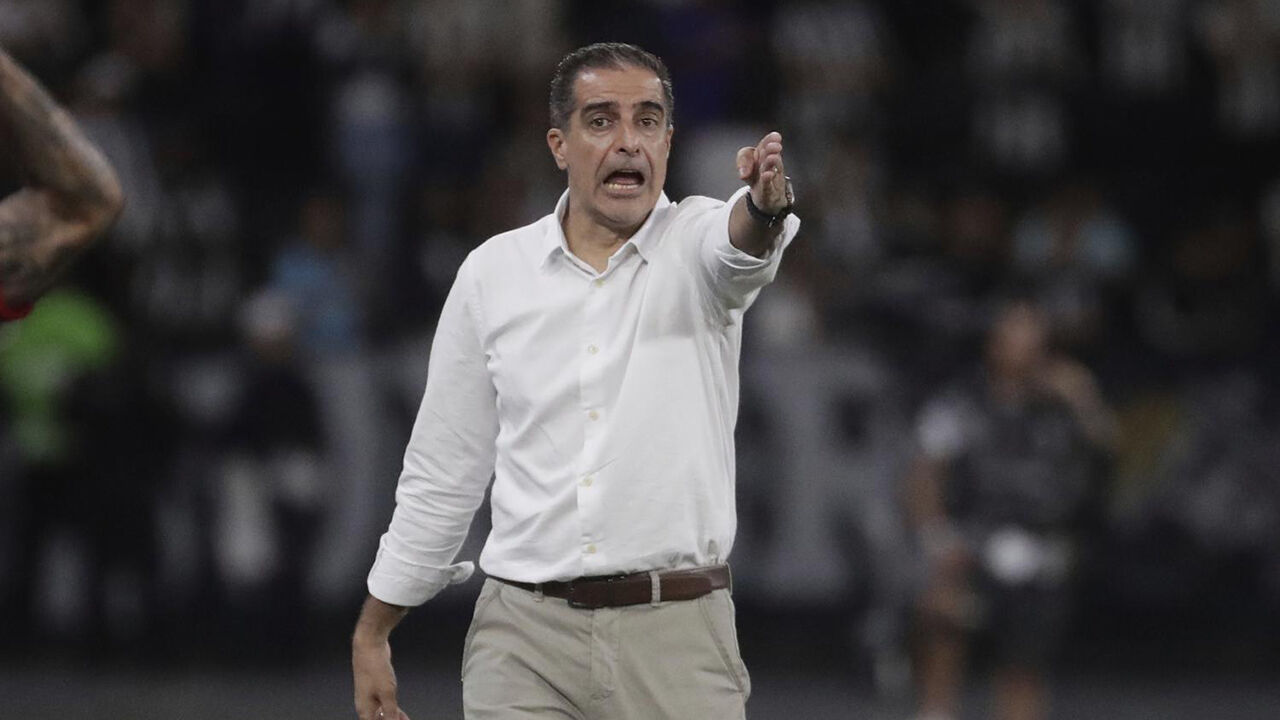 Renato Paiva reage à decisão de John Textor