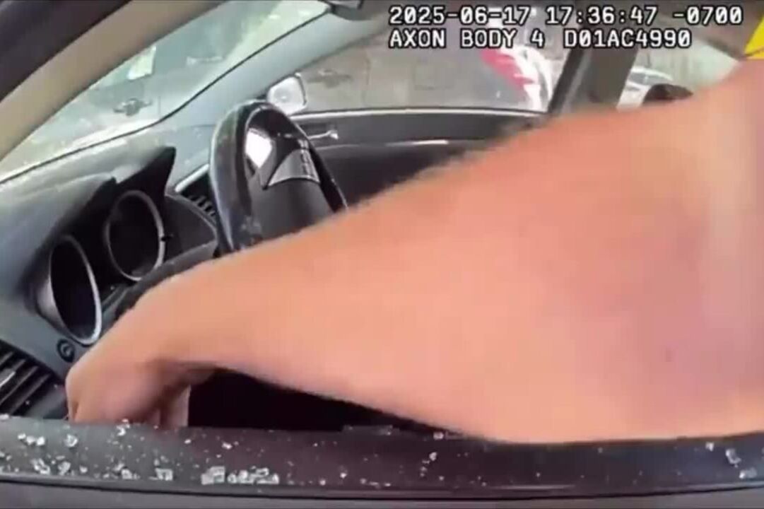 Polícia salva bebé de carro em Corona, Los Angeles