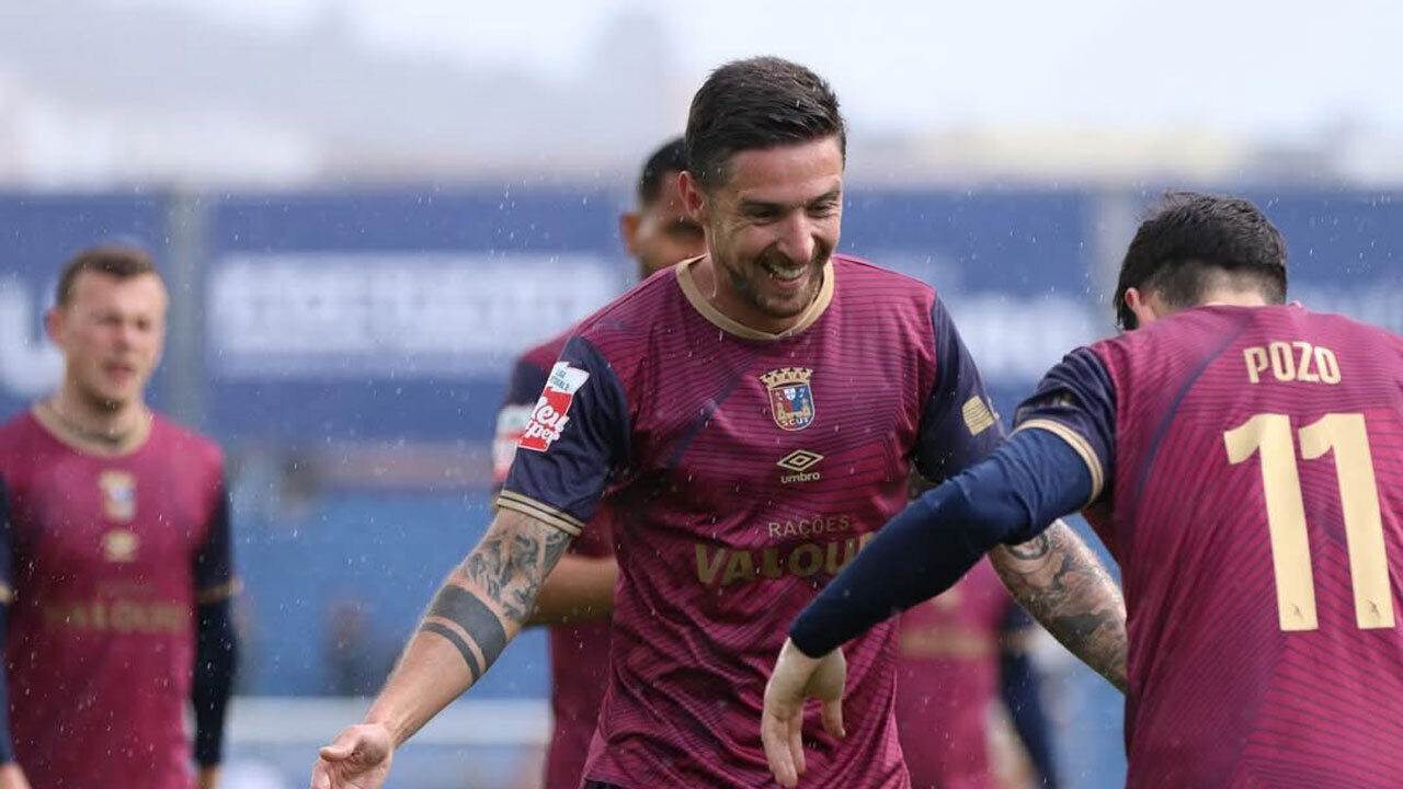 Rúben Pinto, reforço do Mafra, celebra no campo após representar o Torreense