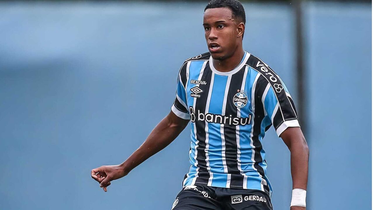 Josué Souza, ex-Grémio, reforça equipa