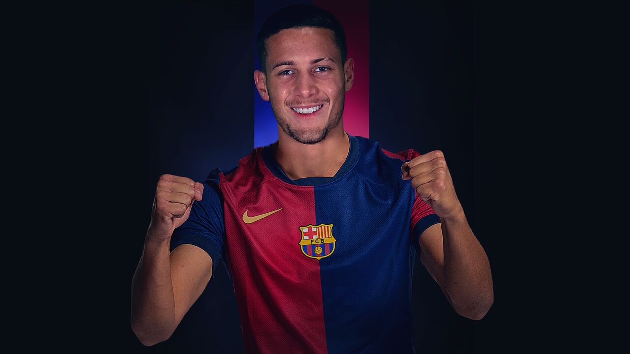 Jogador do Barcelona celebra um golo com a camisola do clube