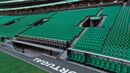 Robotnicy, dźwigi, koparki i ciężarówki torują drogę do przyszłości... luksusu w Alvalade; obok widać nowe dojście z tunelu na boisko, zwieńczone siedzeniami z widokiem na boisko i ławkami rezerwowych po lewej i prawej stronie, obok centralnej trybuny!