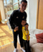 Cristiano Ronaldo posa com o filho de Róger Guedes 