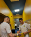 Cristiano Ronaldo autografa camisola do Al Nassr para entregar a Róger Guedes 