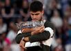 Carlos Alcaraz celebra o título em Roland Garros com o troféu