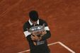 Carlos Alcaraz celebra vitória com o troféu em Roland Garros