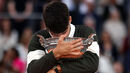 Homem abraça troféu em Roland Garros