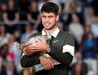 Carlos Alcaraz exibe o troféu após vitória em Roland Garros