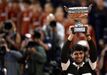 Carlos Alcaraz exibe o troféu de singulares masculinas de Roland Garros