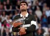 Carlos Alcaraz segura o troféu de Roland Garros após a vitória