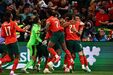 Jogadores da seleção festejam golo durante jogo de futebol