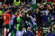 Jogadores festejam vitória em jogo de futebol