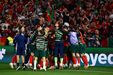 Festa e união da seleção portuguesa com adeptos no estádio