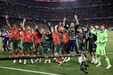 Jogadores de futebol celebram vitória em campo