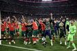 Jogadores festejam vitória em jogo de futebol