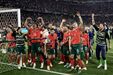 Futebolistas festejam vitória da seleção nacional no campeonato