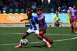 Jogadores disputam a bola no Torneio Internacional Pauleta Azores Soccer