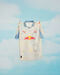 Camisola do RB Salzburg pendurada com padrão floral e logótipos da Puma e Red Bull