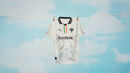 Equipamento do clube de futebol mexicano, Monterrey, pendurado numa corda
