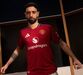Bruno Fernandes apresenta equipamento principal do Manchester United para 2025/26