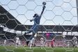 Conor Tracey, guarda-redes do Auckland City, não conseguiu defender remate de Kingsley Coman: estava feito o primeiro golo da goleada do Bayern... de 10-0