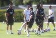 Jogadores do Benfica treinam no relvado