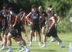 Jogadores do Benfica treinam no relvado