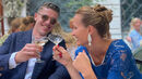 Viktor Gyökeres e Katarina Larsson brindam no pós-casamento de Hjulmand