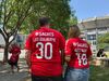 Fãs do Benfica com camisolas personalizadas antes do jogo