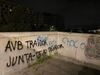 Grafíti com mensagens contra AVB num muro