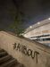 Inscrição "#AVBOUT" numa parede de pedra