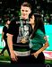 Viktor Gyökeres celebra conquista com uma pessoa