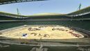 Estádio de Alvalade em obras, com máquinas e terra no relvado