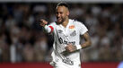Neymar enverga a camisola do Santos