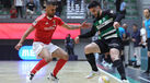 Jogadores disputam a bola durante o dérbi entre Benfica e Sporting 