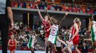 Jogadoras de Portugal e República Checa disputam a bola no EuroBasket feminino