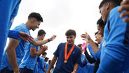 Campeões da Europa pelos sub-17 recebidos pela equipa principal do FC Porto no Olival