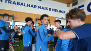 Campeões da Europa pelos sub-17 recebidos pela equipa principal do FC Porto no Olival