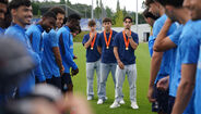 Campeões da Europa pelos sub-17 recebidos pela equipa principal do FC Porto no Olival