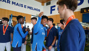 Campeões da Europa pelos sub-17 recebidos pela equipa principal do FC Porto no Olival