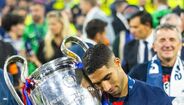 Achraf Hakimi com o troféu da Liga dos Campeões