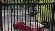 Tesla estacionado junto à Casa Branca